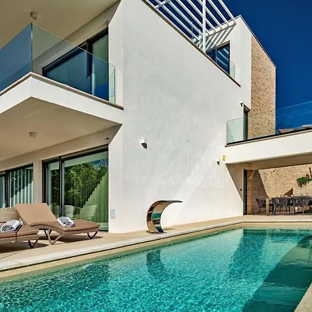 Luxury Delight Ii With Pool, Gym, Sauna And Jacuzzi * Promajna