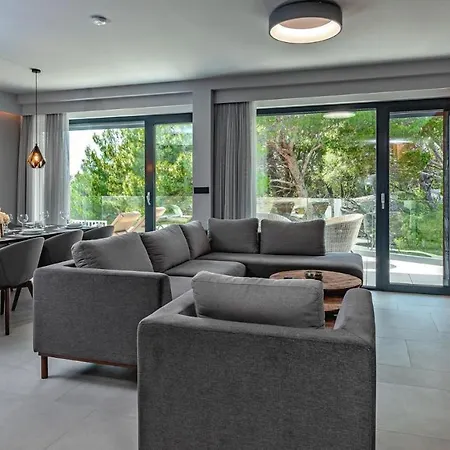 Villa Luxury Delight Ii With Pool, Gym, Sauna And Jacuzzi Promajna