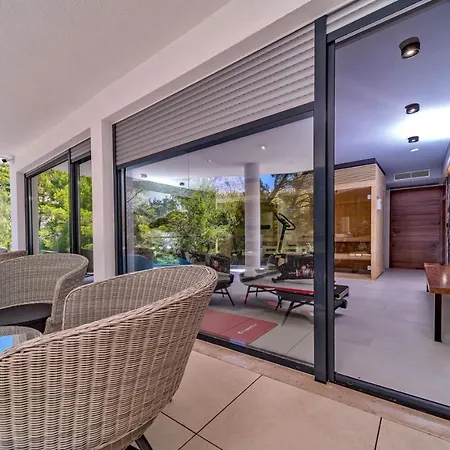 Luxury Delight Ii With Pool, Gym, Sauna And Jacuzzi