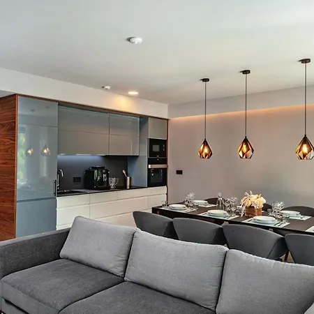 Luxury Delight Ii With Pool, Gym, Sauna And Jacuzzi Promajna