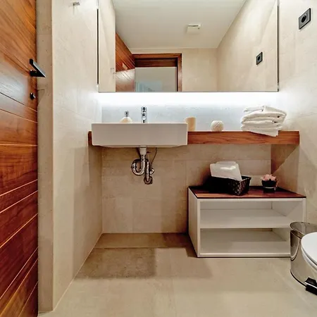 Luxury Delight Ii With Pool, Gym, Sauna And Jacuzzi