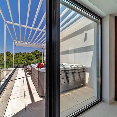 Luxury Delight Ii With Pool, Gym, Sauna And Jacuzzi * Promajna