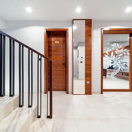 Luxury Delight Ii With Pool, Gym, Sauna And Jacuzzi Villa Promajna