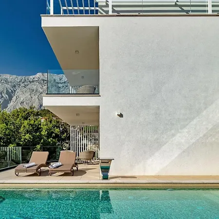 Luxury Delight Ii With Pool, Gym, Sauna And Jacuzzi Promajna
