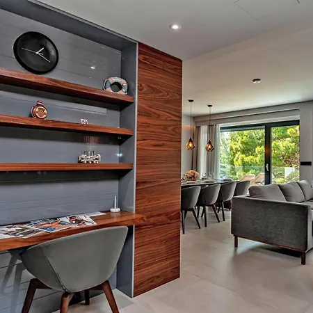 Luxury Delight Ii With Pool, Gym, Sauna And Jacuzzi