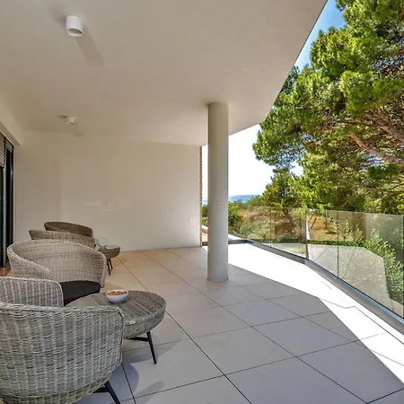 Villa Luxury Delight Ii With Pool, Gym, Sauna And Jacuzzi Promajna